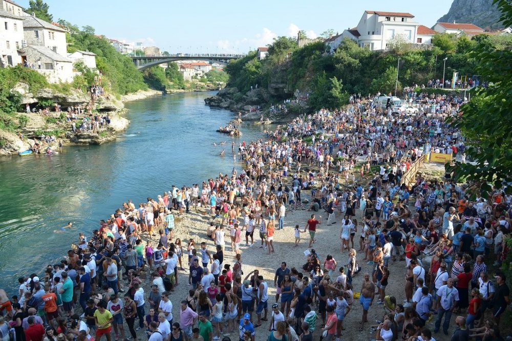 TARIHI MOSTAR KOPRUSUNDEN ATLADILAR